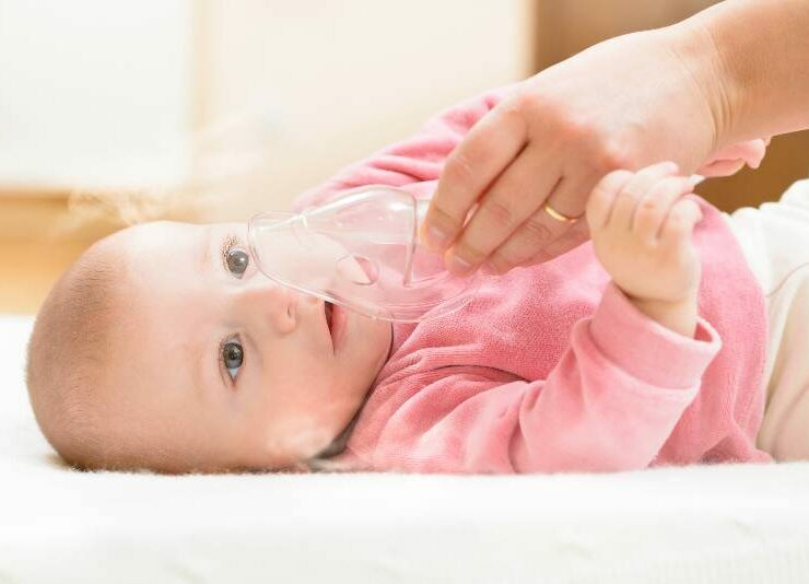 niemowle jest inhalowane ze względu na duszność związaną z zapaleniem oskrzelików