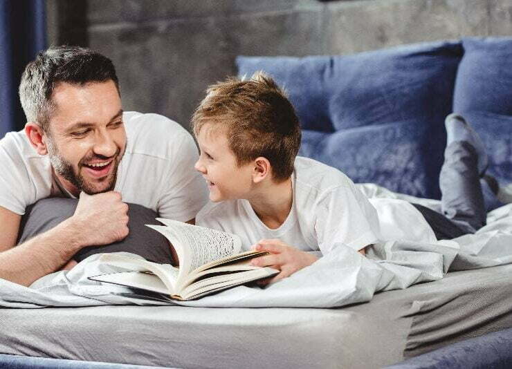 tata i syn czytają książki