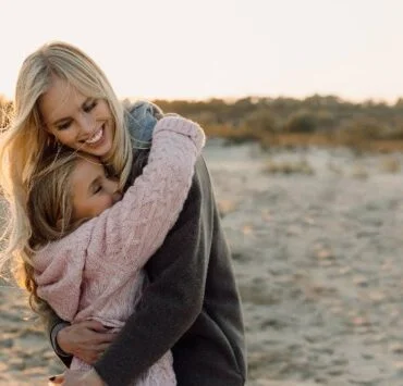 Szczęśliwa matka i córka na plaży