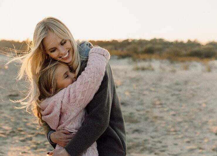 Szczęśliwa matka i córka na plaży
