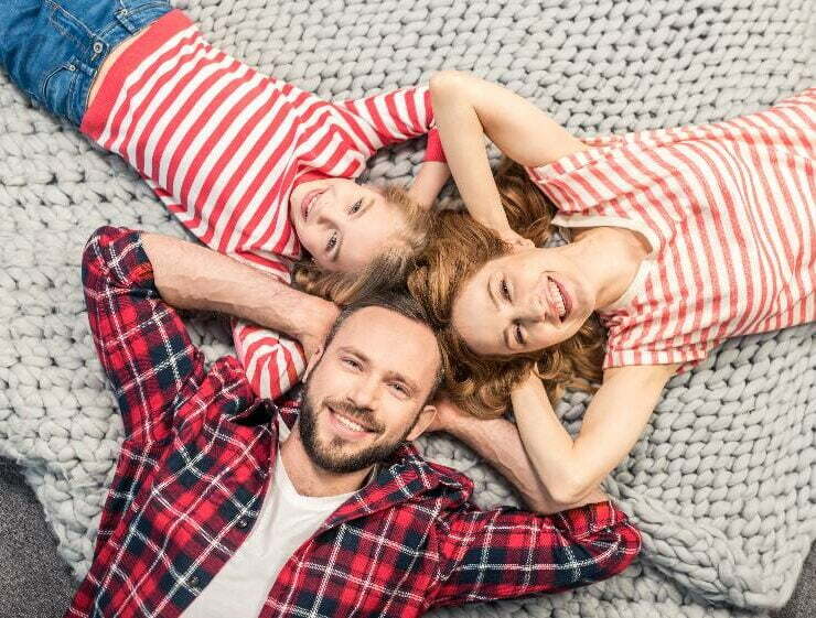 rodzina leży na dywanie