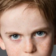 oczy chłopca złość