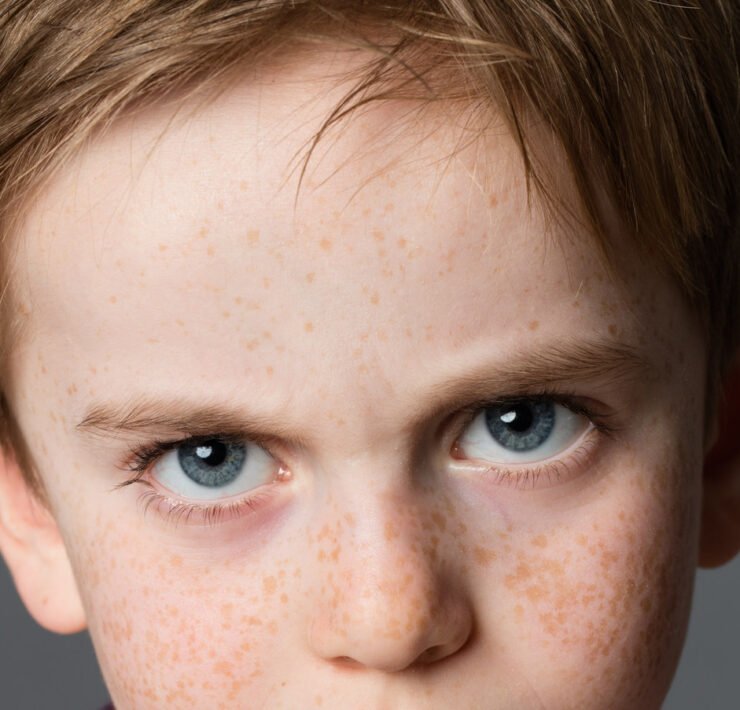 oczy chłopca złość