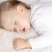 małe dziecko śpi z otwartymi ustami