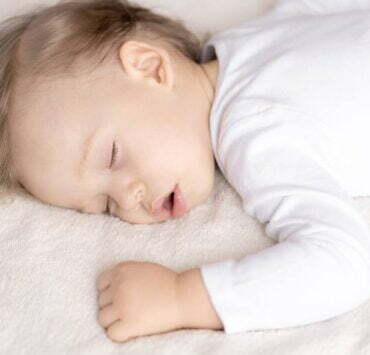 małe dziecko śpi z otwartymi ustami