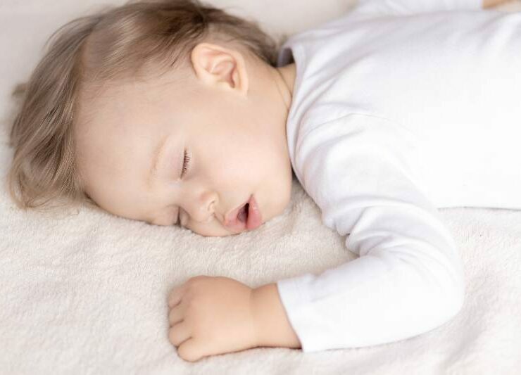 małe dziecko śpi z otwartymi ustami