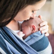 matka nosi noworodka w chuście