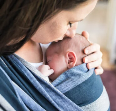 matka nosi noworodka w chuście