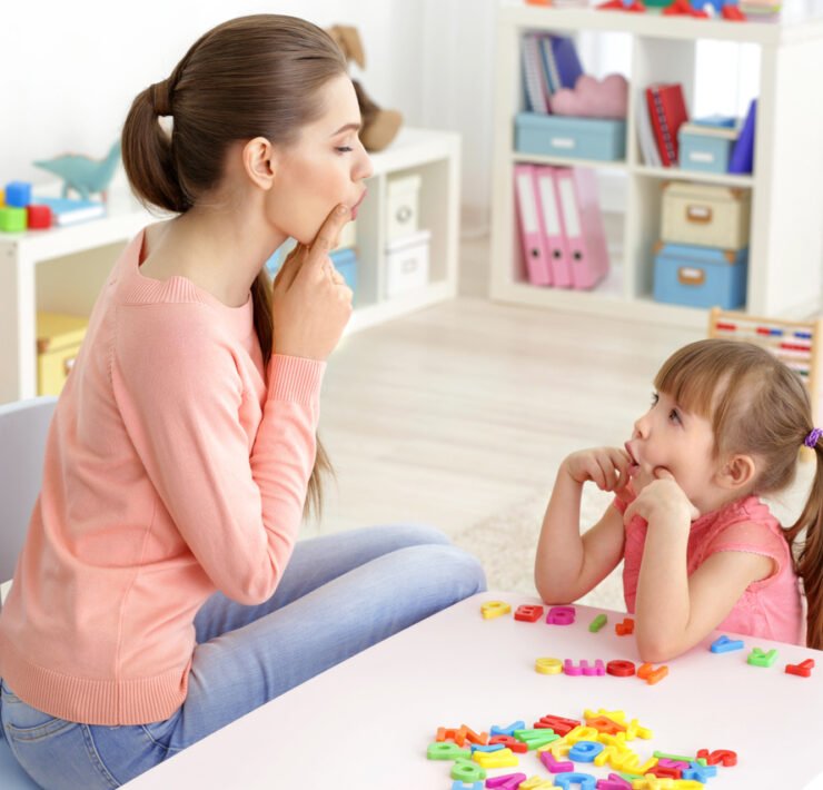 neurologopeda ćwiczy z dziewczynką