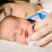 kobieta leży w szpitalu na pierwszym planie noworodek