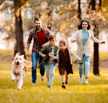 rodzina bawi się w parku