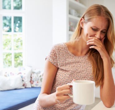 kobieta w ciąży ma nudności