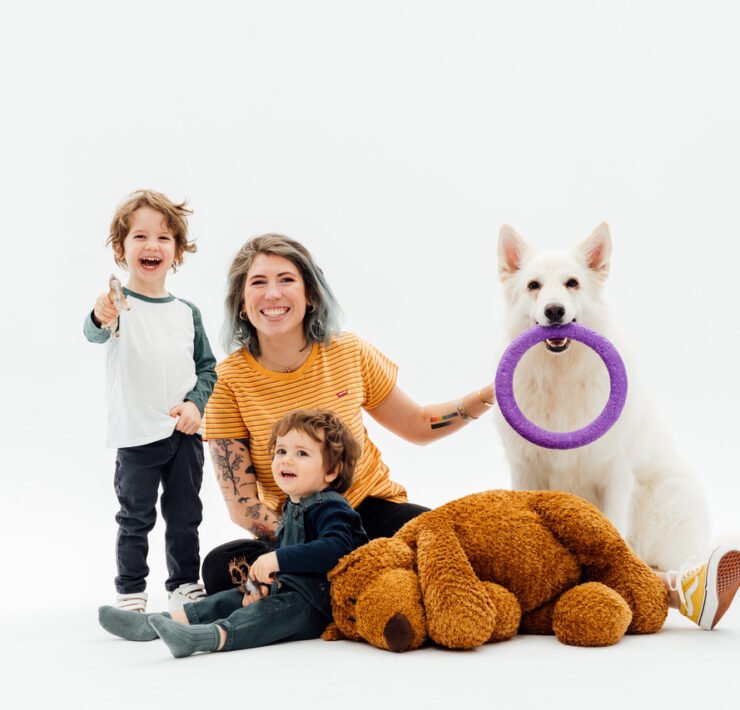 Zosia Zaniewska Wojtków z psem Bordo i dziećmi