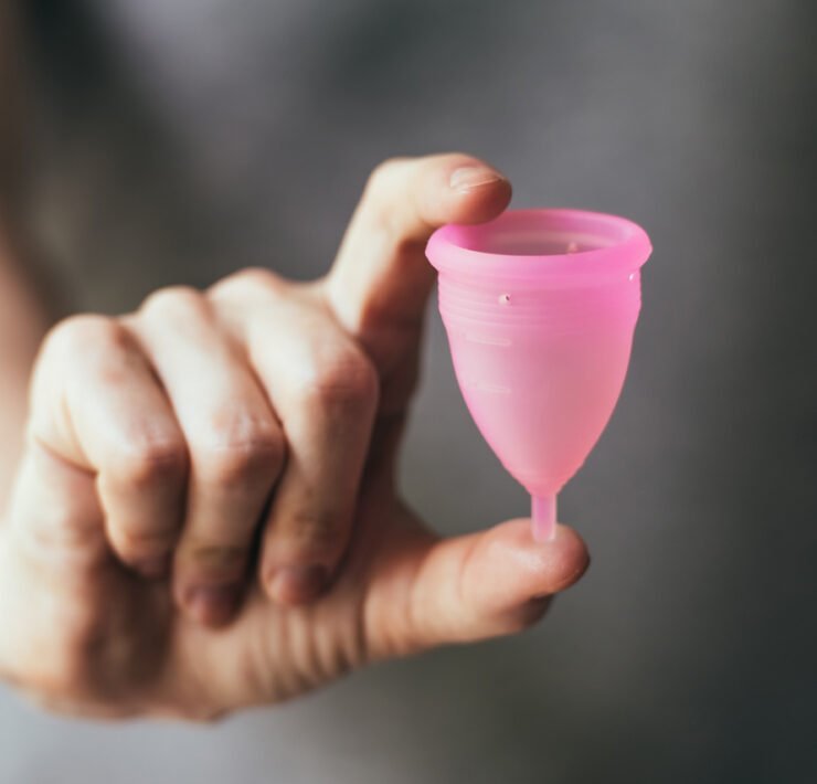 różowy kubeczek menstruacyjny