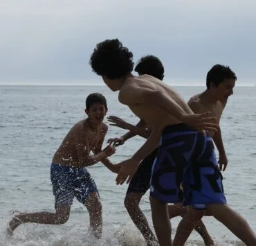 dzieci bawiące się nad wodą na obozie młodzieżowym