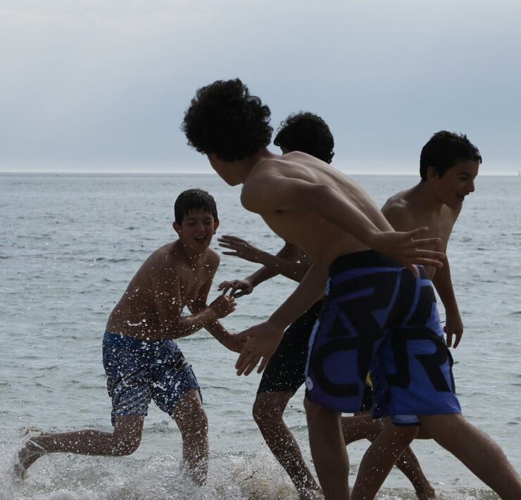 dzieci bawiące się nad wodą na obozie młodzieżowym