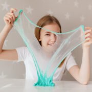 dziewczynka bawi się kolorowym slime