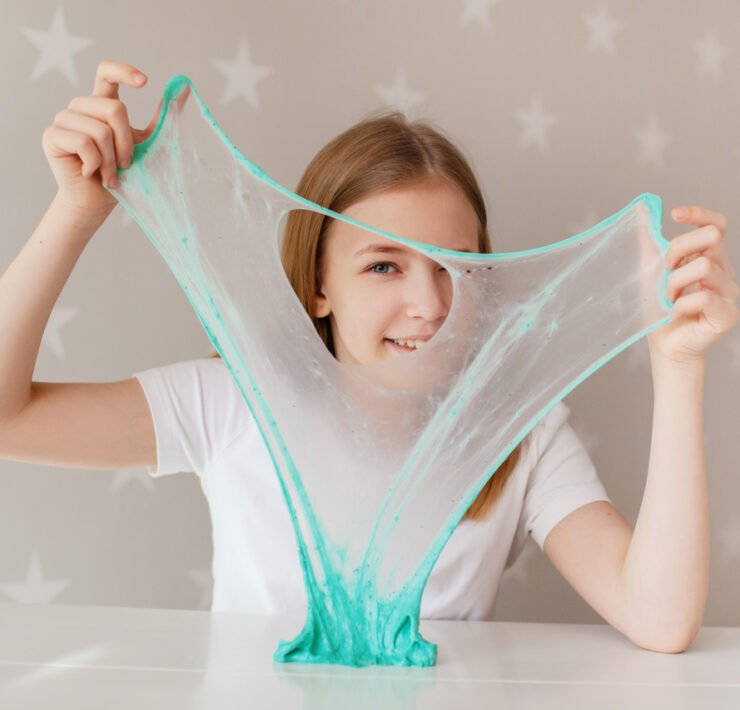 dziewczynka bawi się kolorowym slime