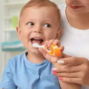 mama myje dziecku zęby mleczne