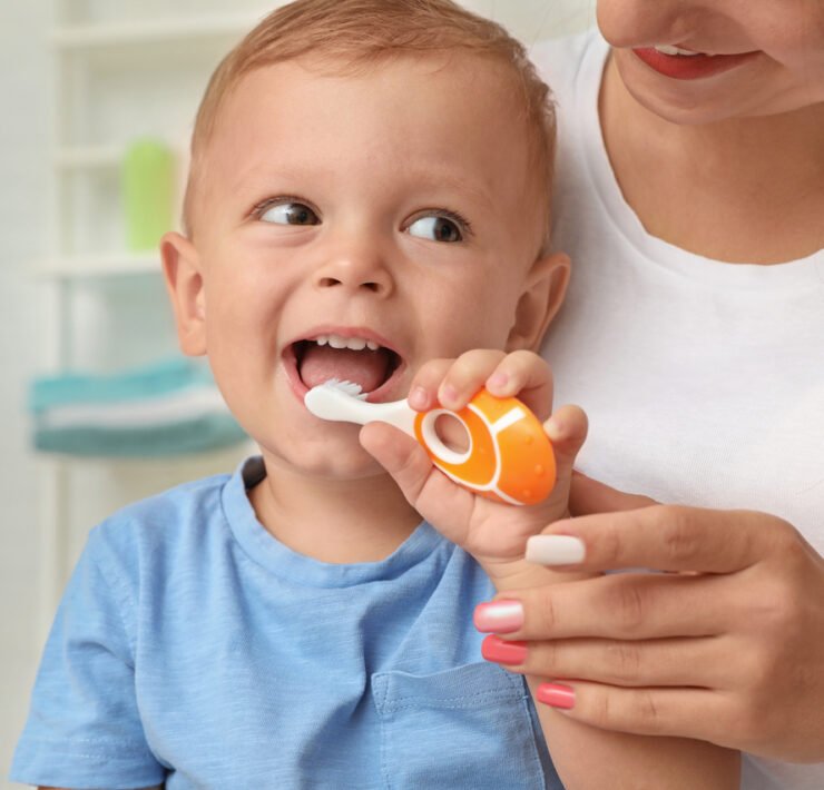 mama myje dziecku zęby mleczne