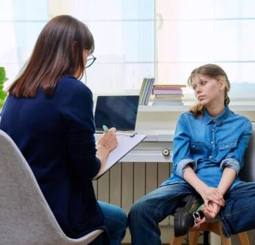 znudzona nastolatka rozmawia z psychologiem