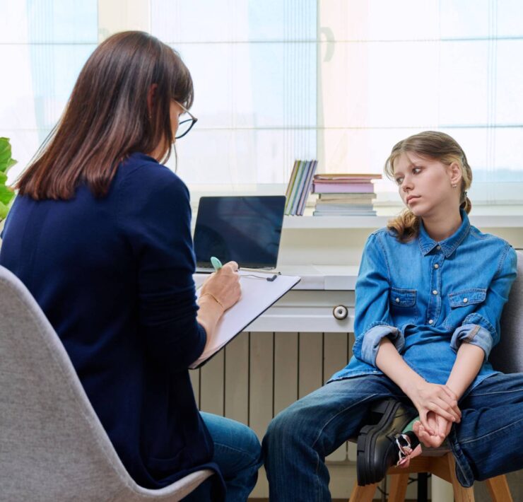 znudzona nastolatka rozmawia z psychologiem