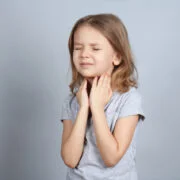 dziewczyna z bolącym gardłem