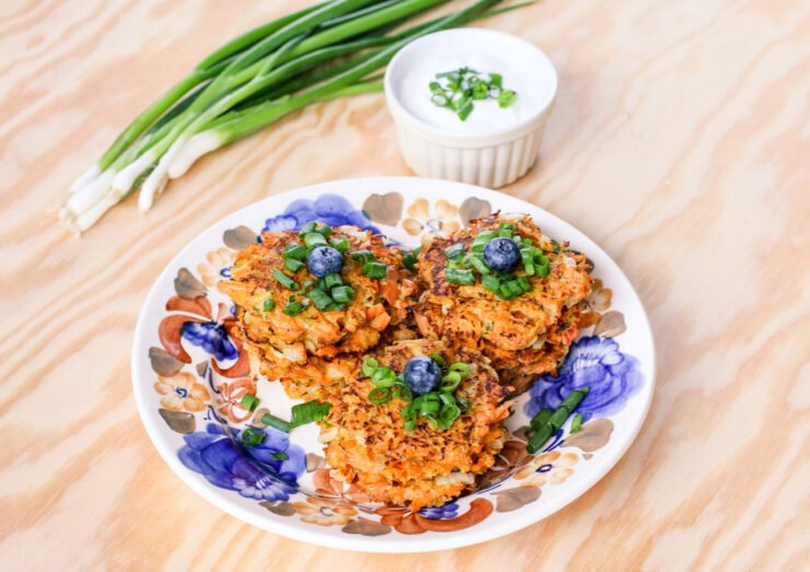 placki marchewkowe na talerzu