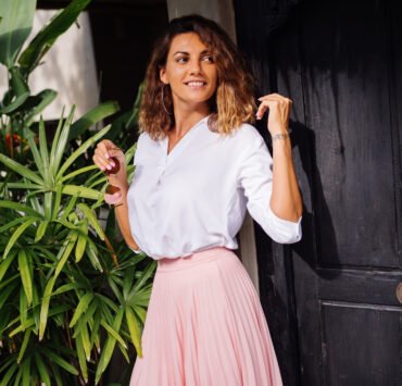 kobieta w eleganckiej bluzce