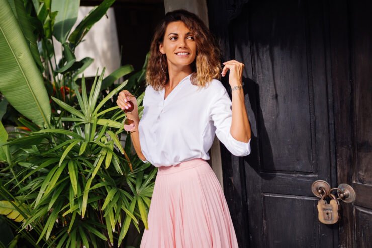 kobieta w eleganckiej bluzce