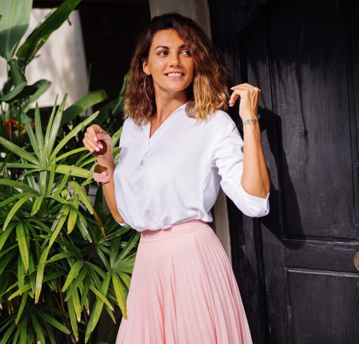 kobieta w eleganckiej bluzce