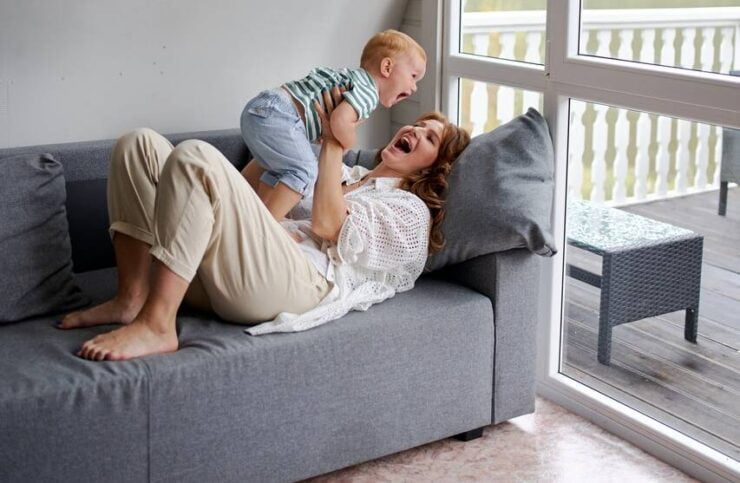 mama przytula dziecko