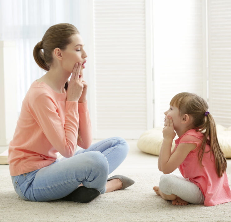 dziewczynka pracuje z logopedą