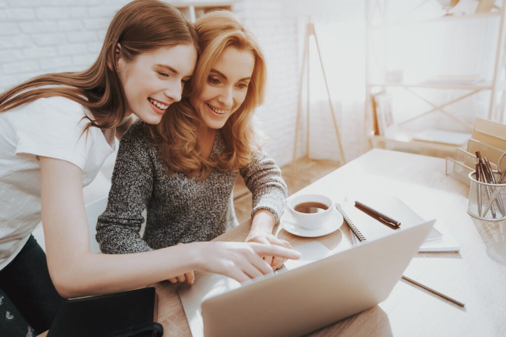 mama i nastoletnia córka przed komputerem