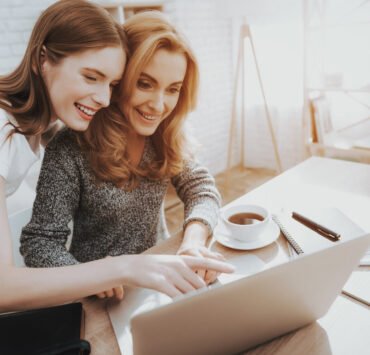 mama i nastoletnia córka przed komputerem