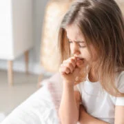 dziewczynka kaszel w przebiegu przeziębienia