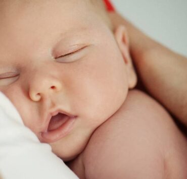 niemowlę śpi z otwartą buzią