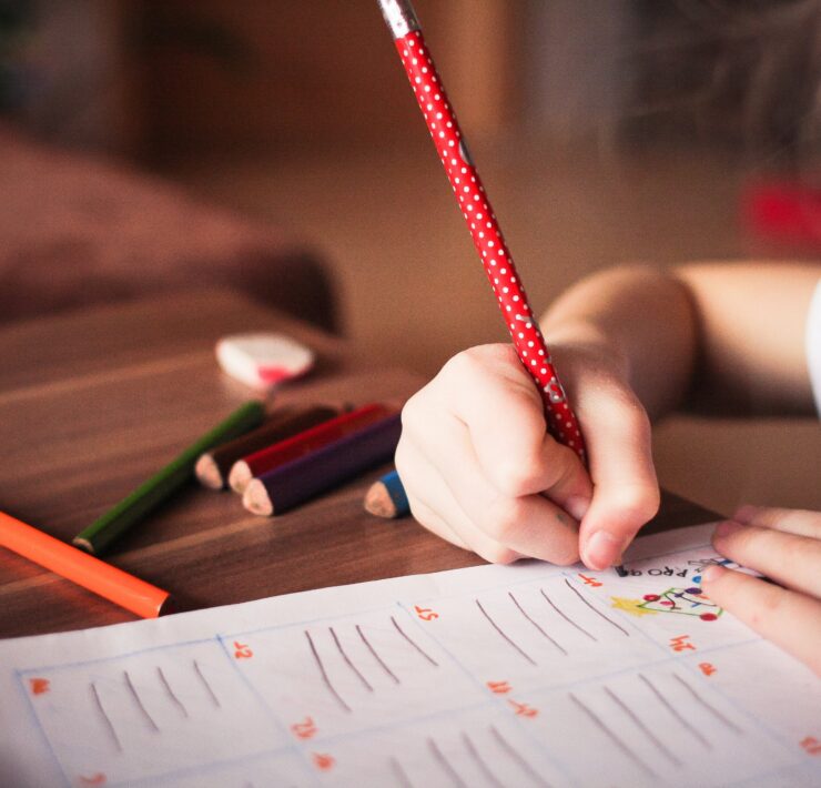 dziecko rysuje