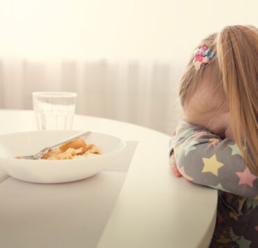 dziewczynka z wybiórczością pokarmową nie chce jeść