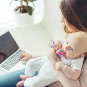 mama trzyma dziecko na rękach i sprawdza, jak dodać dziecko do IKP