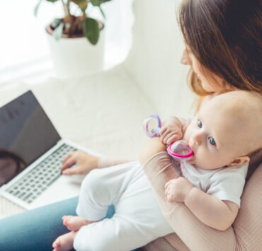 mama trzyma dziecko na rękach i sprawdza, jak dodać dziecko do IKP