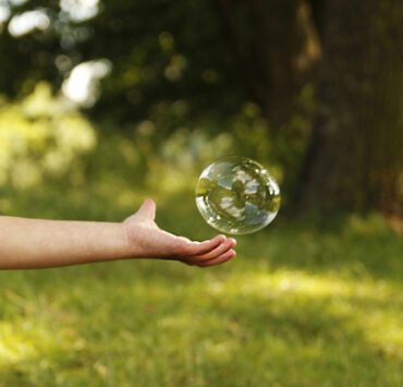 dziecięca ręka z bańką mydlaną