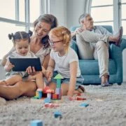 Rodzina gra z dziećmi w grę na spostrzegawczość