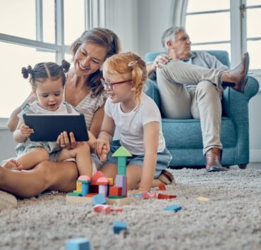 Rodzina gra z dziećmi w grę na spostrzegawczość