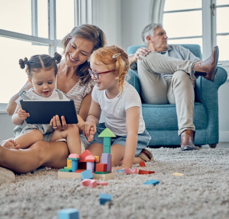 Rodzina gra z dziećmi w grę na spostrzegawczość