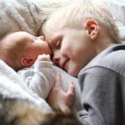 Rodzeństwo: starszy brat z noworodkiem