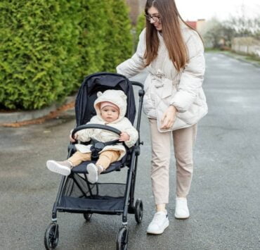 mama z dzieckiem w wózku