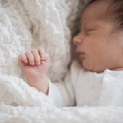 noworodek otulony kocykiem