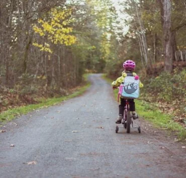 dziewczynka na rowerze