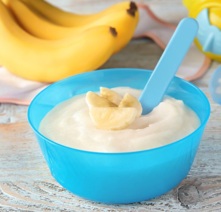 kaszka dla dziecka bananowa w niebieskiej miseczce